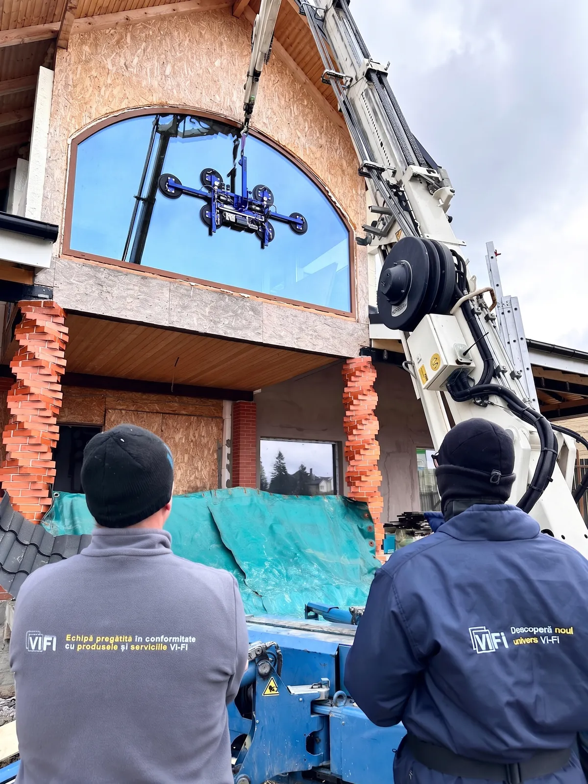 Operatori Vi-Fi la telecomanda robotului, montând un geam arcuit