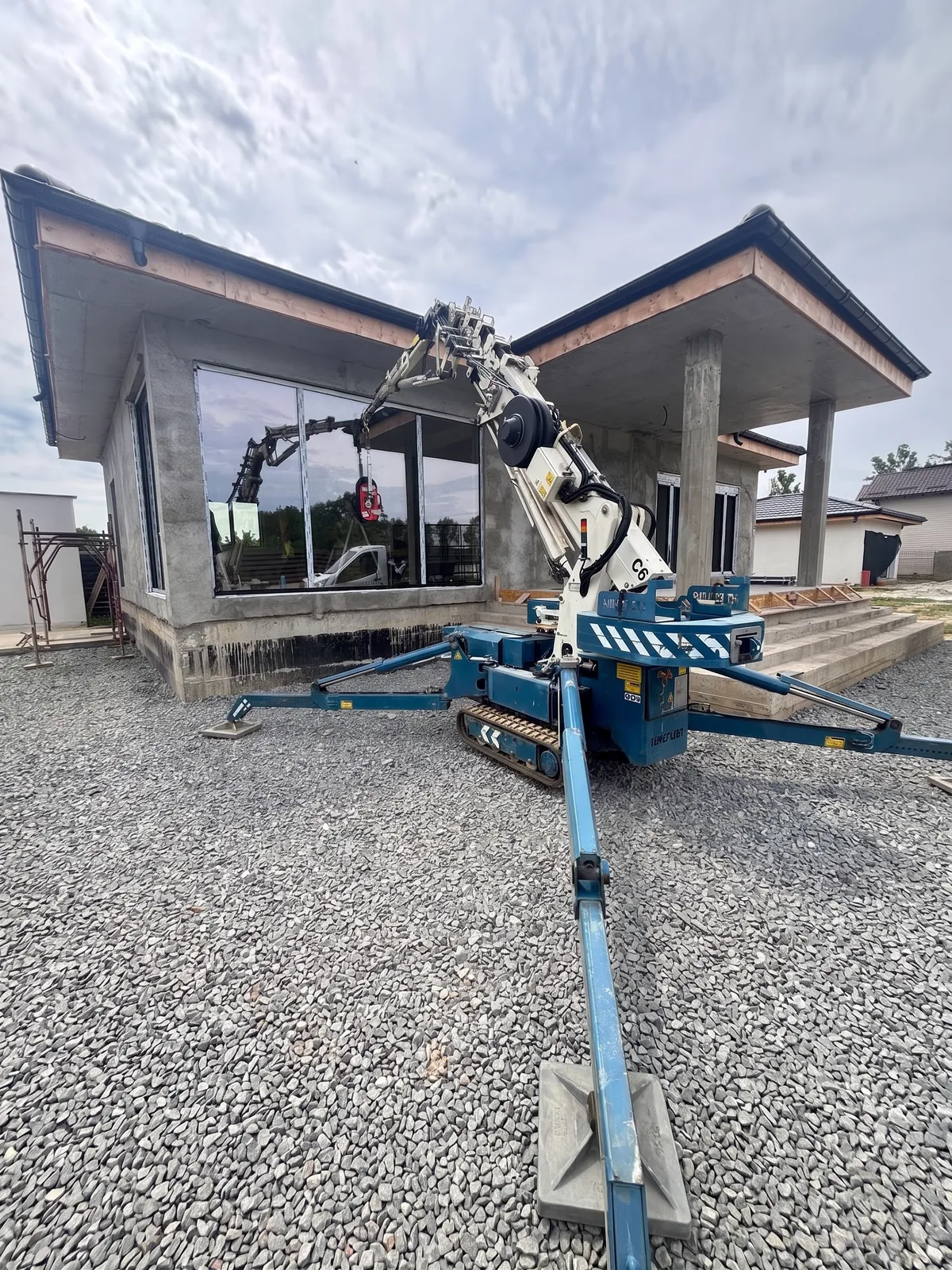 Robotul stabilizat pe 4 picioare, pe pietriș, la o casă nouă